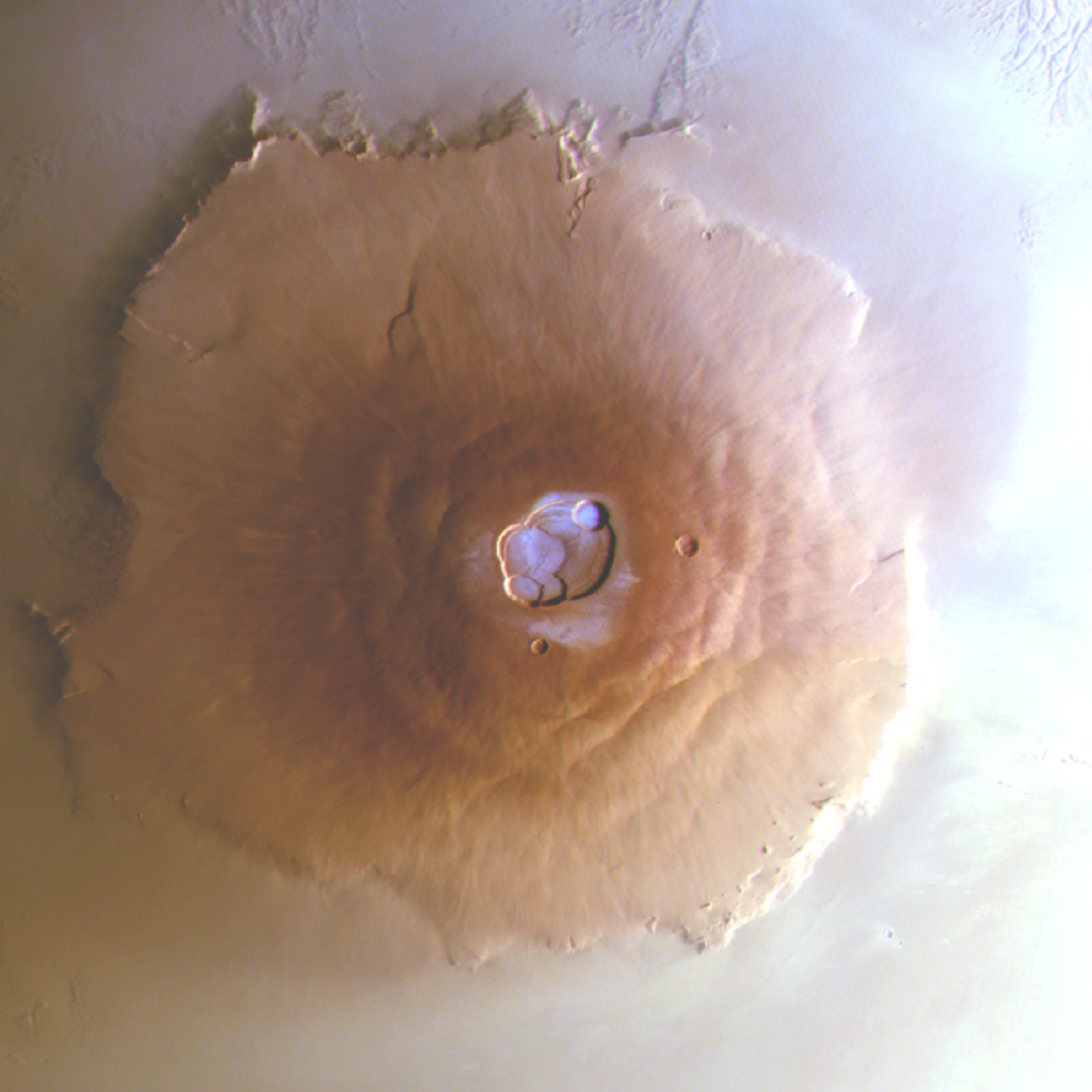 Photo d'un volcan vu de dessus et sur lequel se trouve de la givre d'eau en blanc